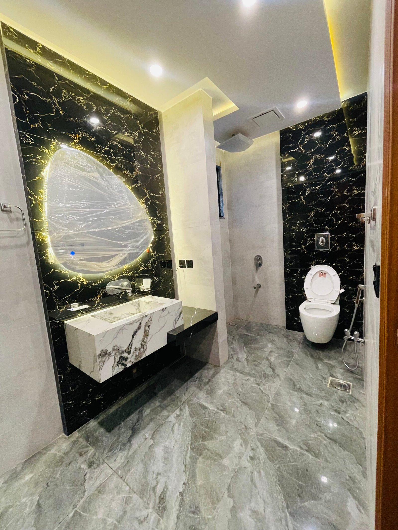 10 Marla House for Sale in Quaid Block Bahria Town Lahore