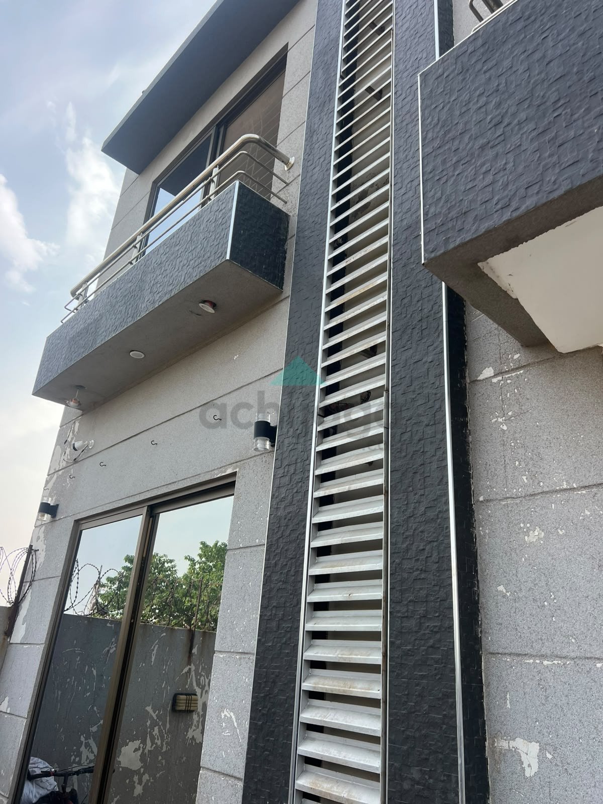 10 Marla Like New House For Sale in Sector F Bahria Town Lahore