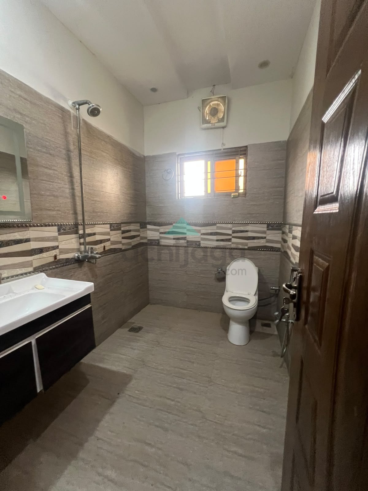 10 Marla Like New House For Sale in Sector F Bahria Town Lahore
