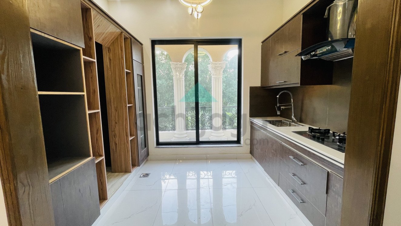 10 Marla Brand New House for Sale in Hussain Block Bahria Town Lahore