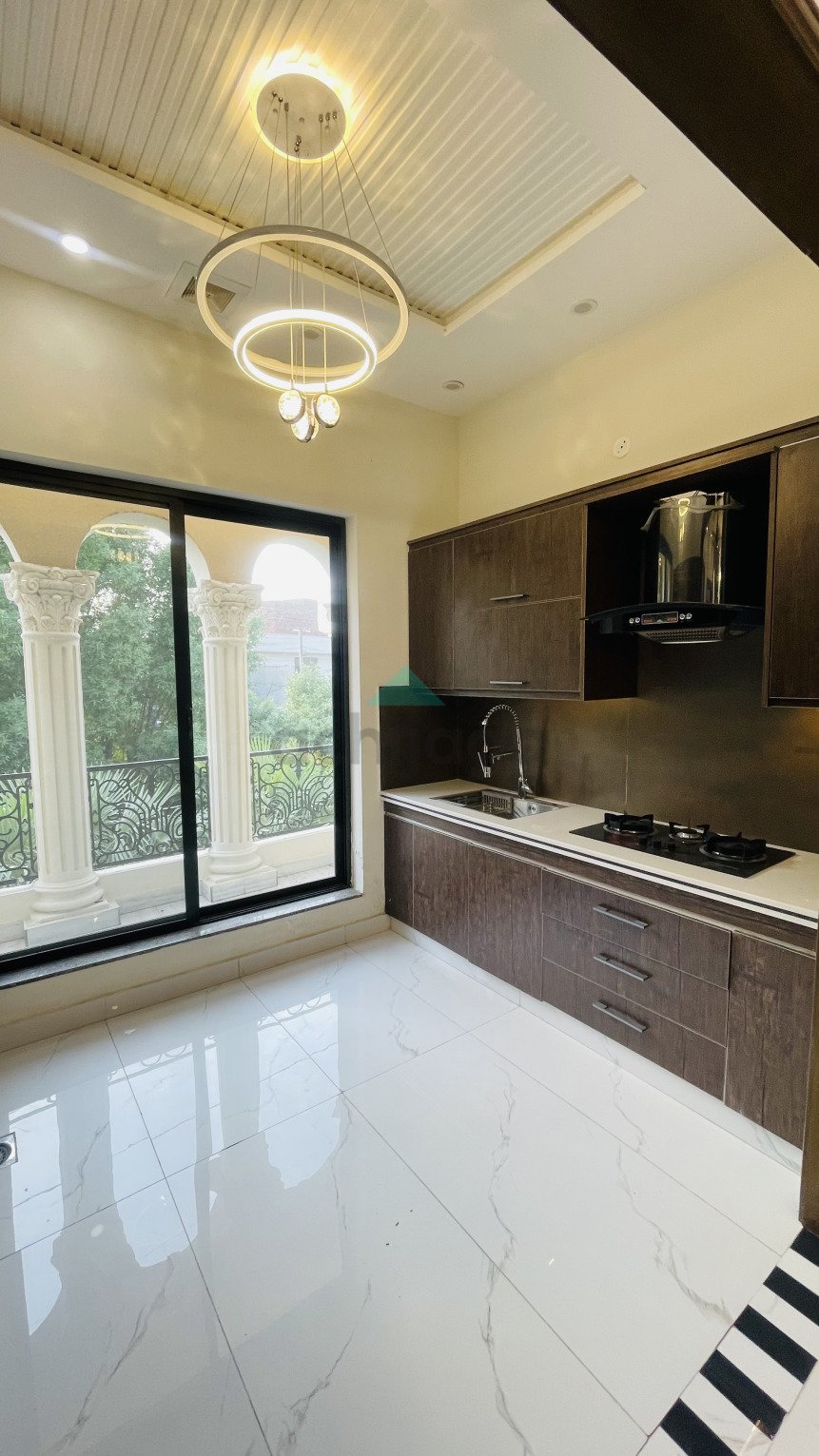10 Marla Brand New House for Sale in Hussain Block Bahria Town Lahore