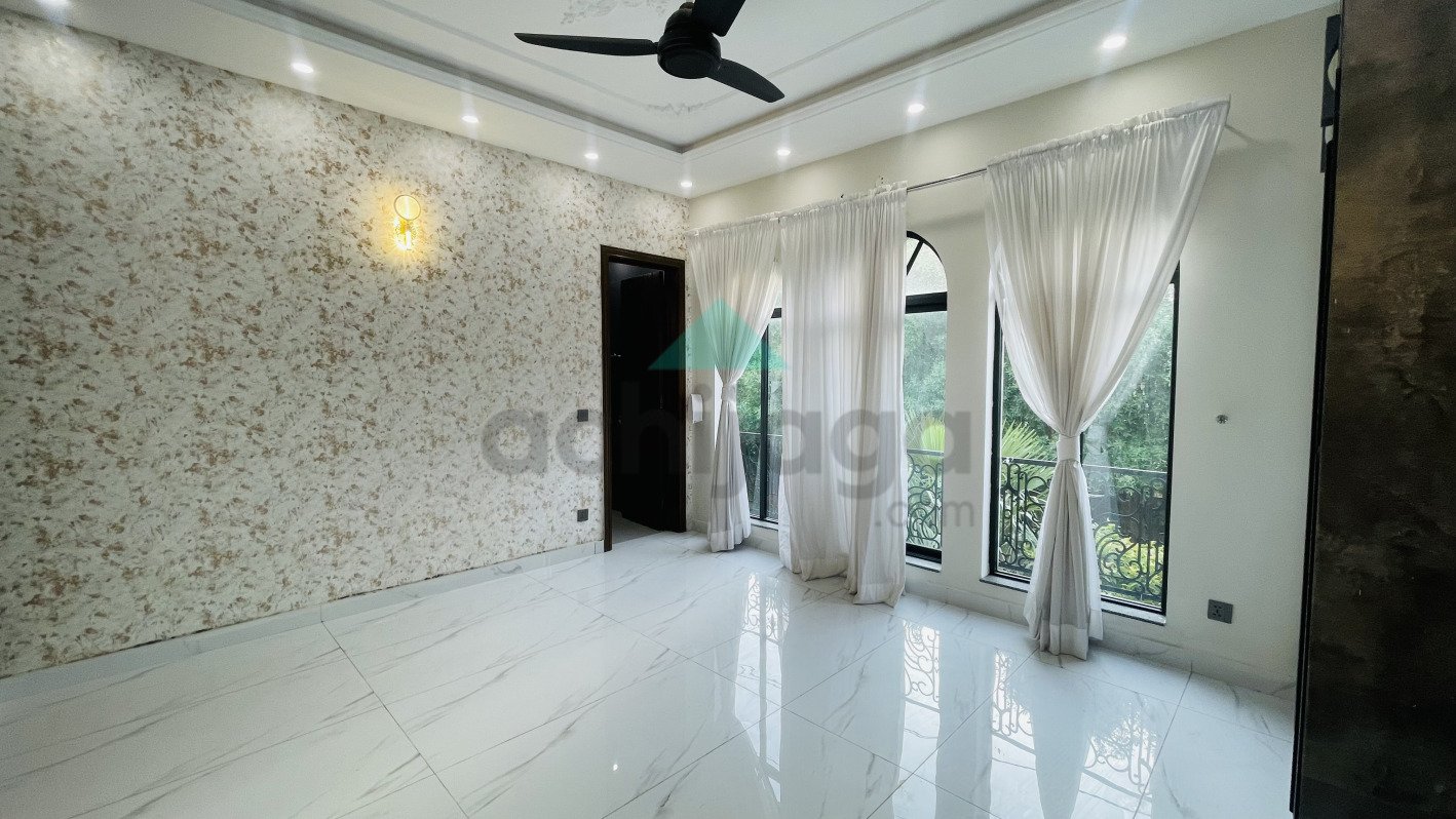 10 Marla Brand New House for Sale in Hussain Block Bahria Town Lahore