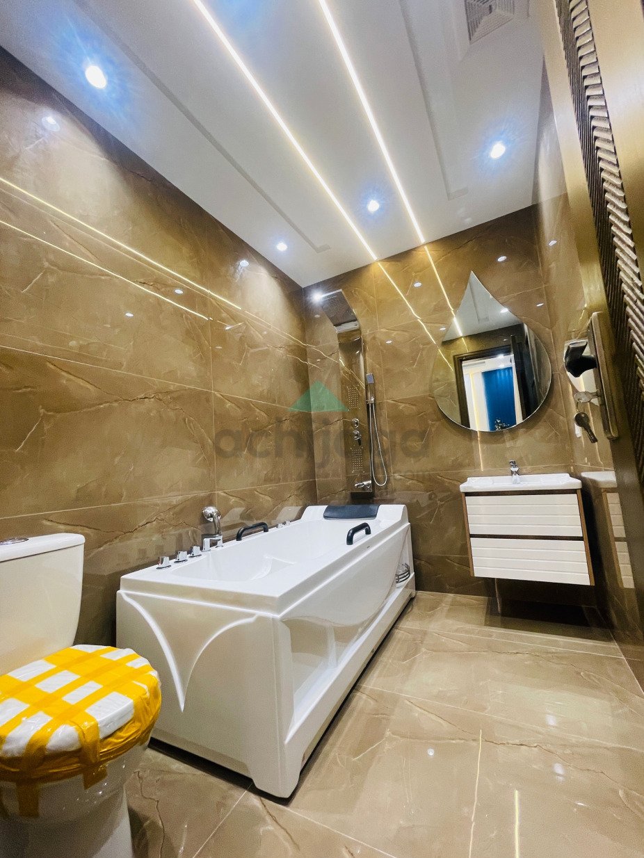 10 Marla semi furnished House for sale In Bahria Town Lahore