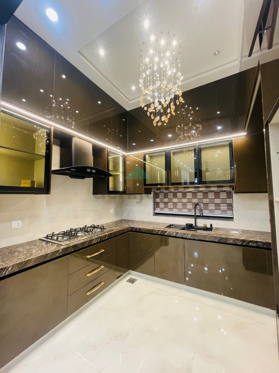 10 Marla semi furnished House for sale In Bahria Town Lahore