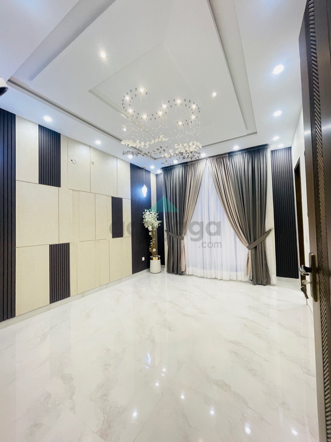 10 Marla semi furnished House for sale In Bahria Town Lahore