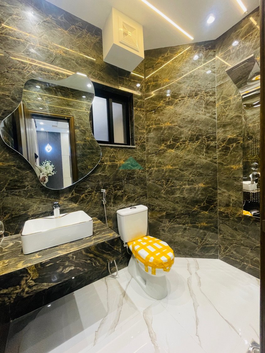 10 Marla semi furnished House for sale In Bahria Town Lahore