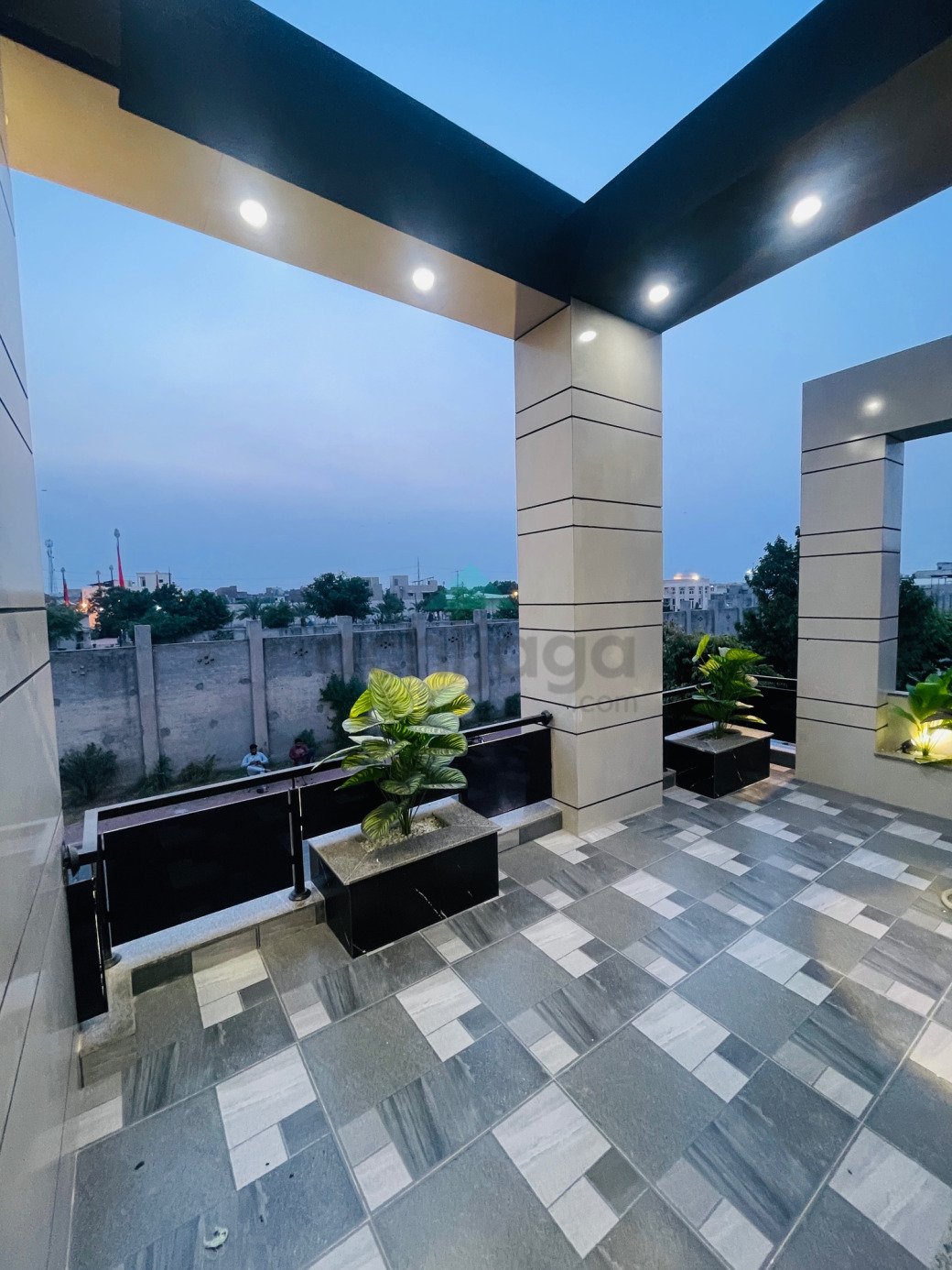 10 Marla semi furnished House for sale In Bahria Town Lahore