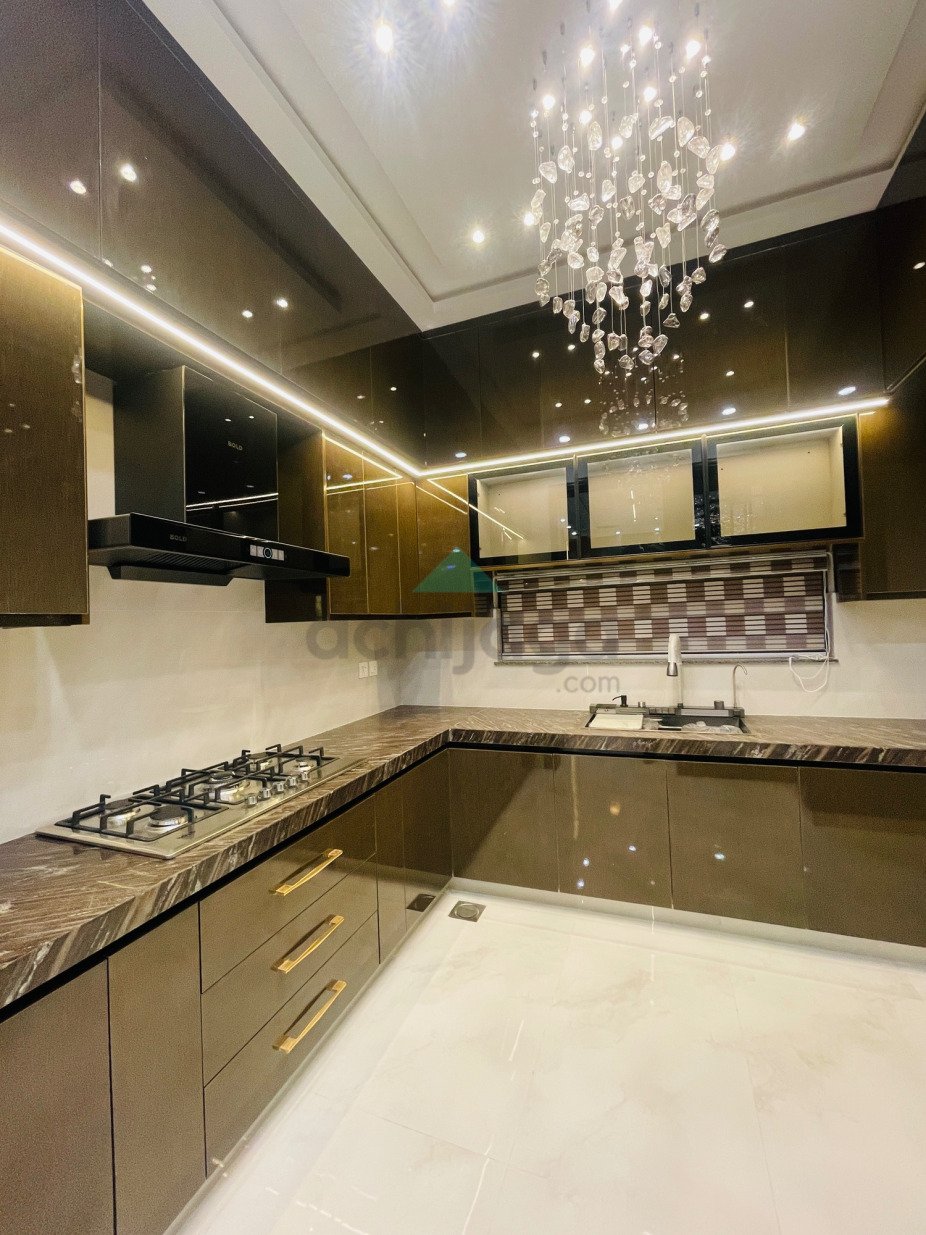 10 Marla semi furnished House for sale In Bahria Town Lahore