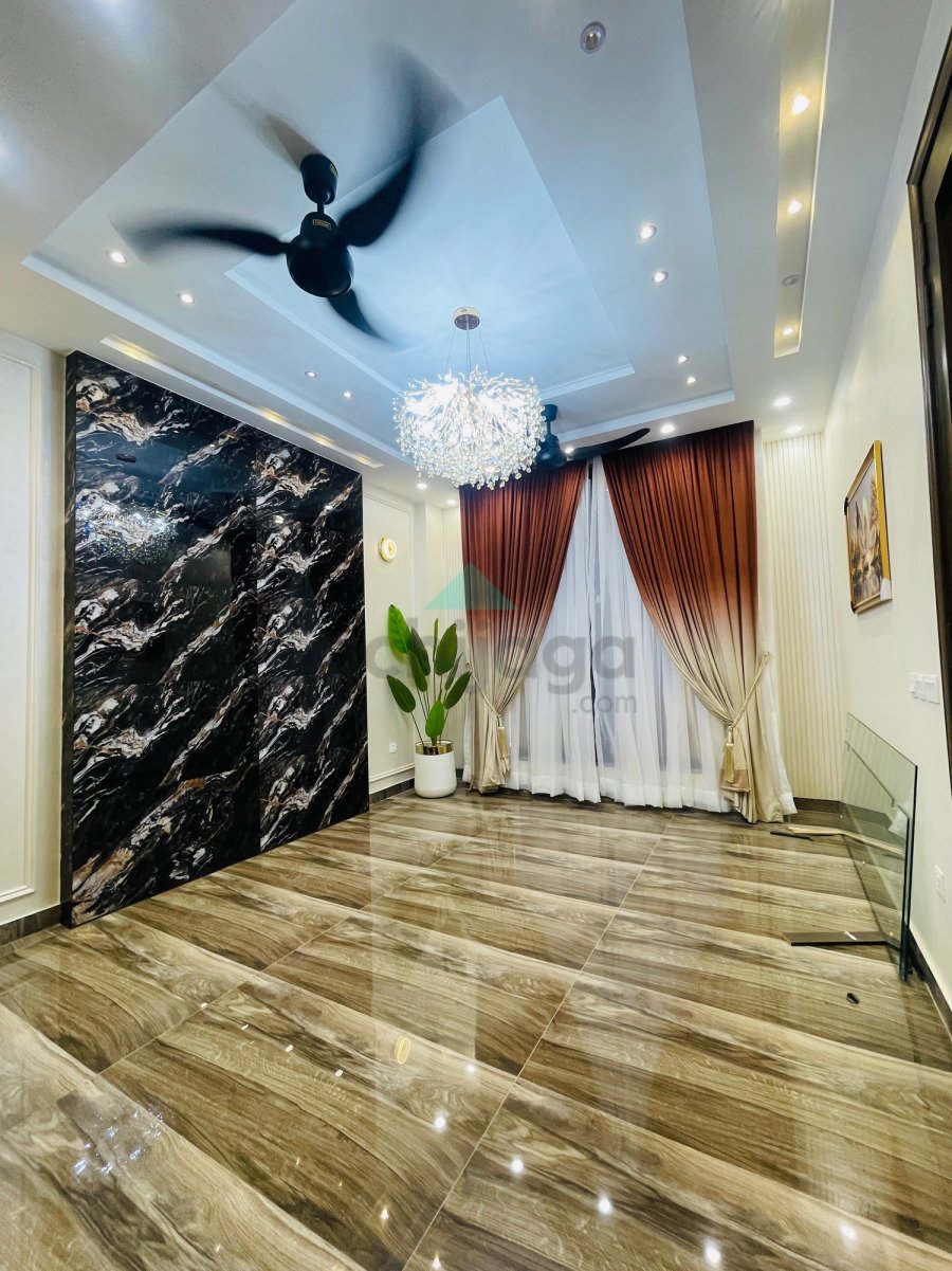 10 Marla semi furnished House for sale In Bahria Town Lahore
