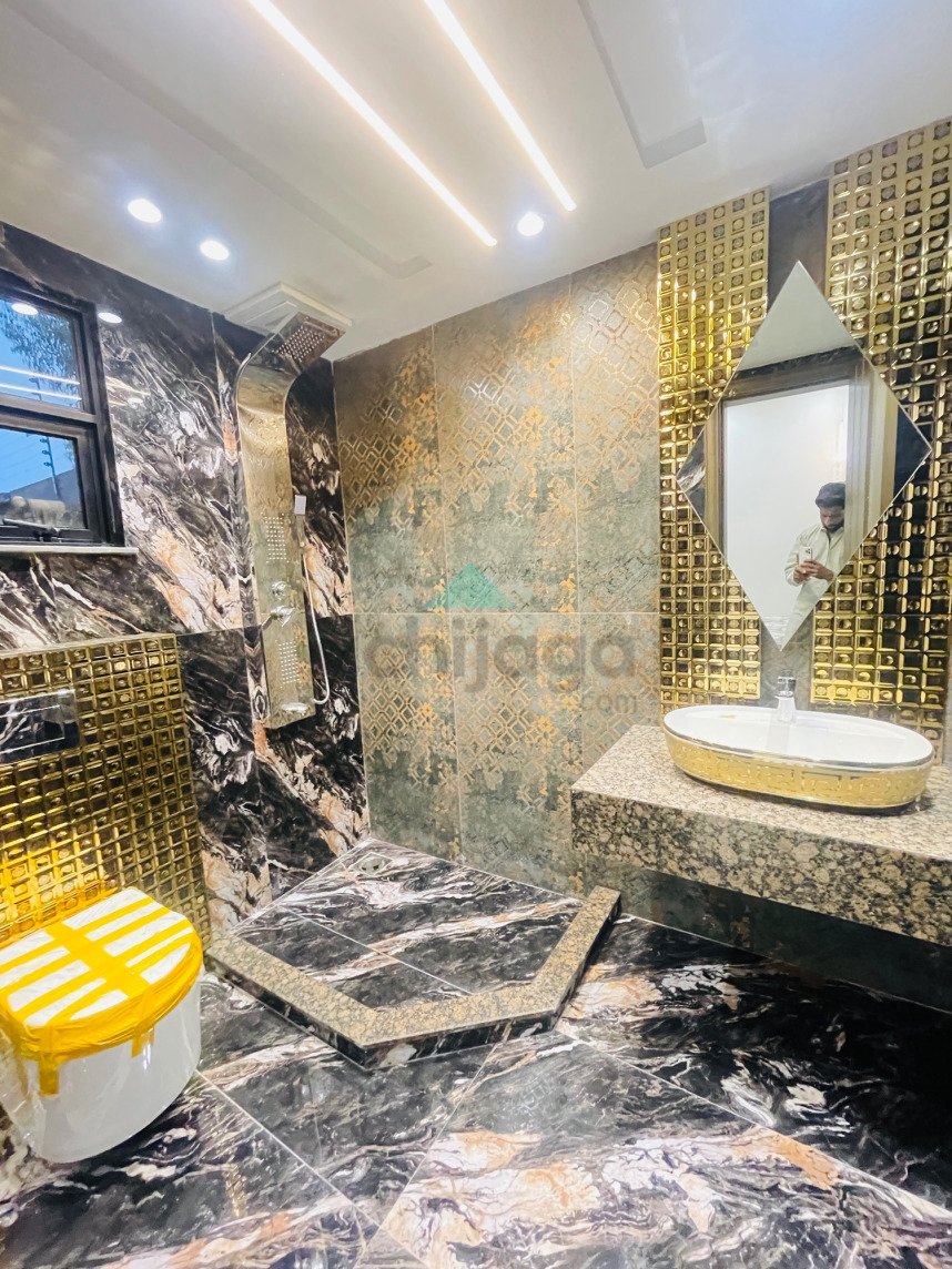 10 Marla semi furnished House for sale In Bahria Town Lahore