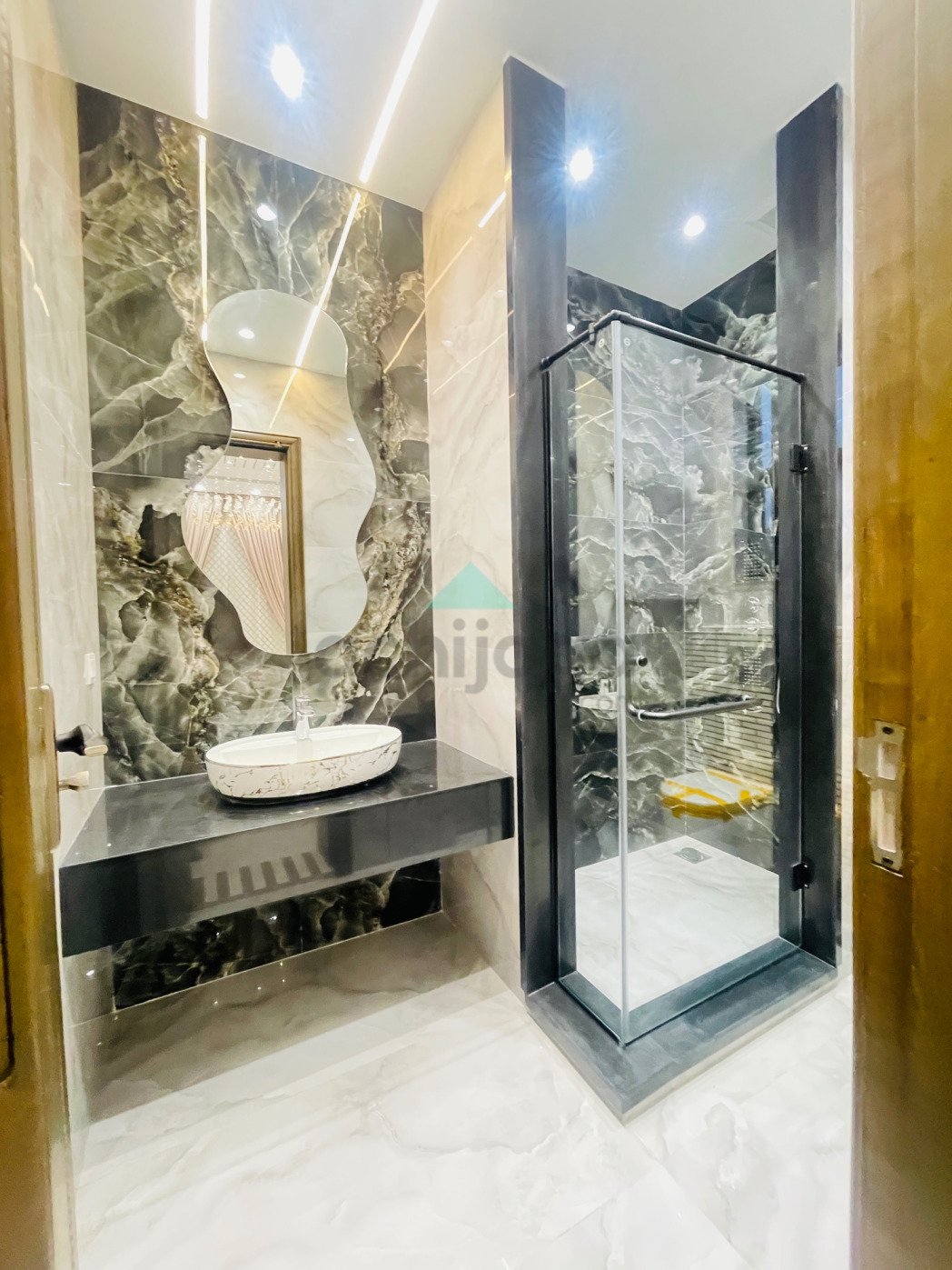 10 Marla semi furnished House for sale In Bahria Town Lahore