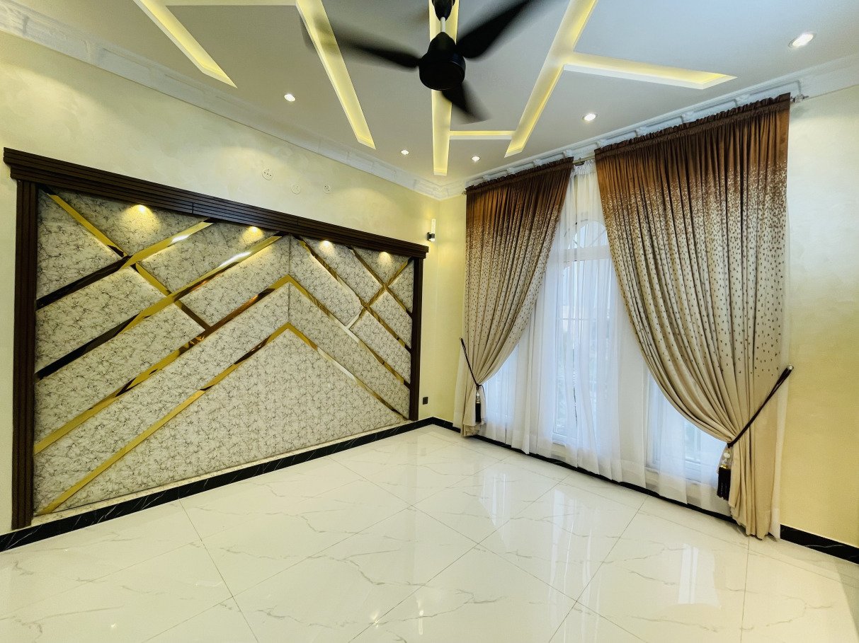 10 Marla House for Sale in Janiper Block Bahria Town Lahore