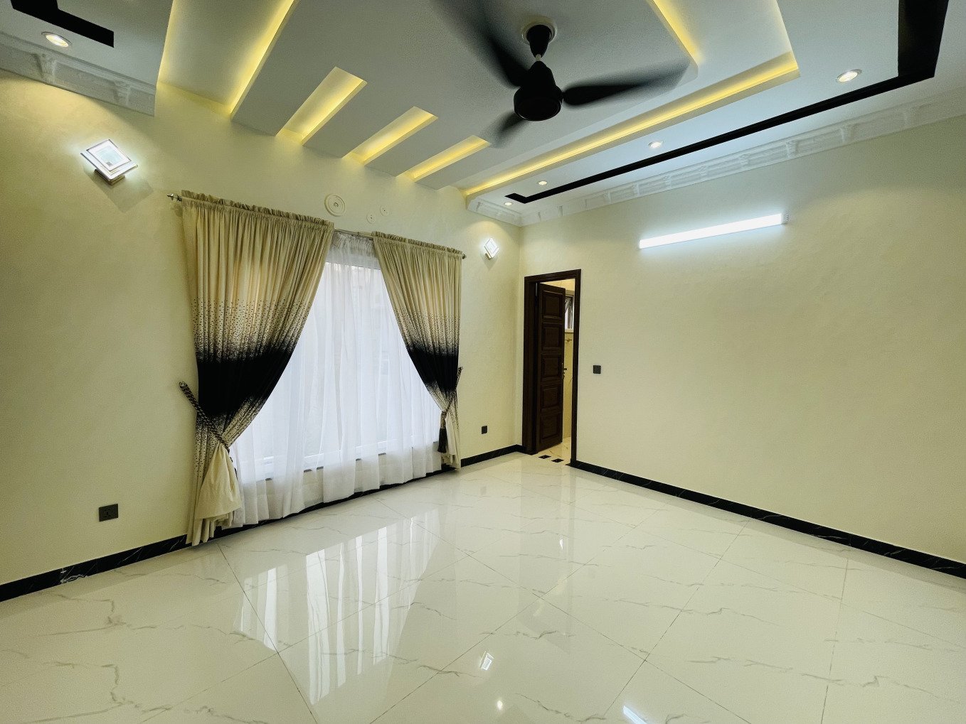 10 Marla House for Sale in Janiper Block Bahria Town Lahore