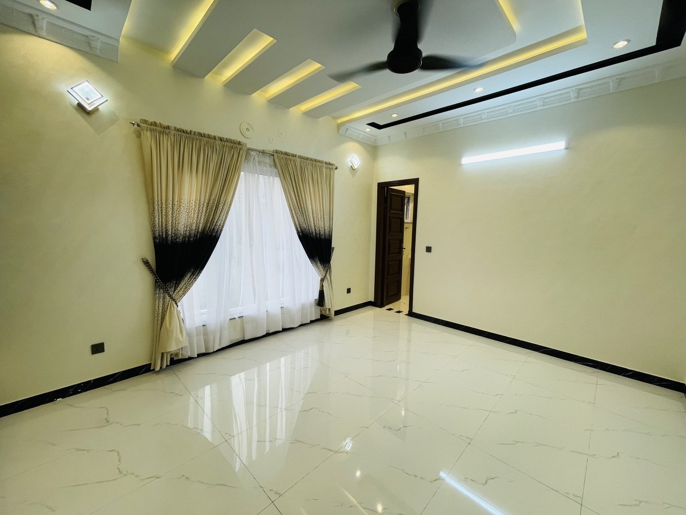 10 Marla House for Sale in Janiper Block Bahria Town Lahore