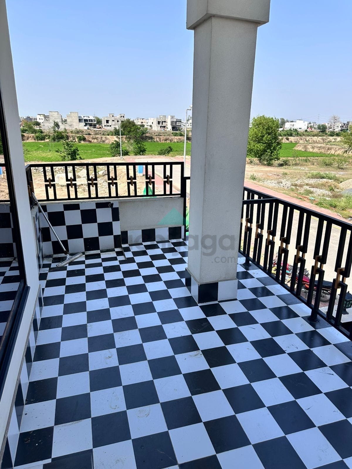 10 Marla like new House for sale in Bahria Town Lahore