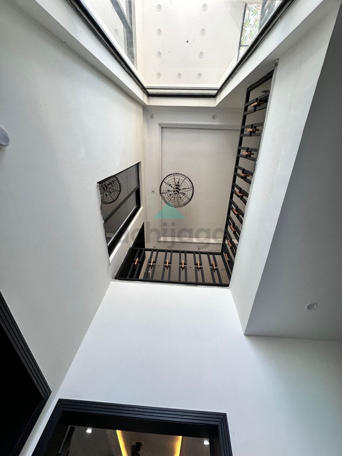 10 Marla like new House for sale in Bahria Town Lahore