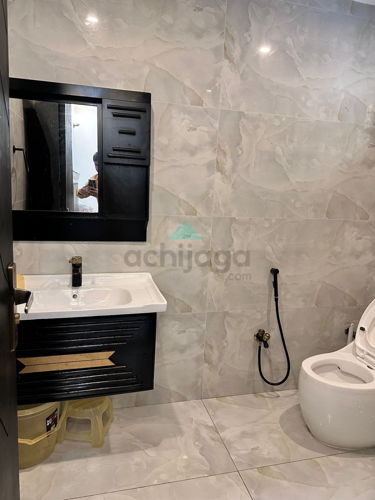 10 Marla like new House for sale in Bahria Town Lahore