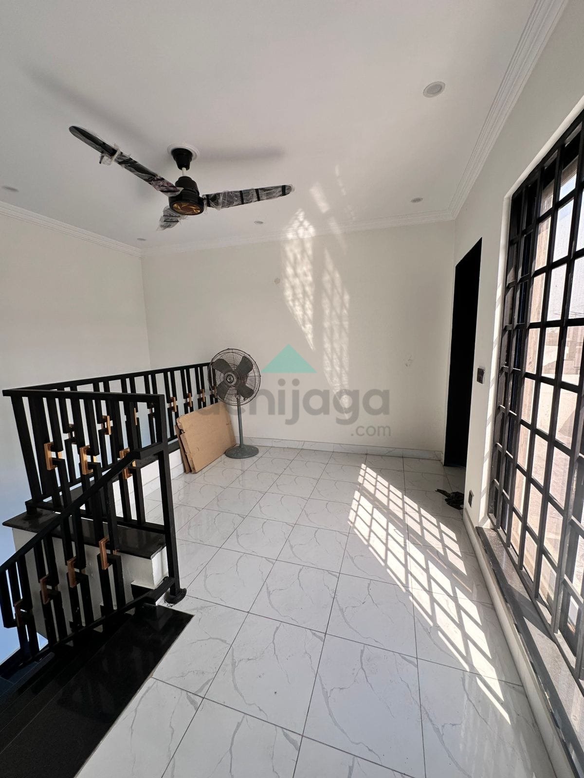 10 Marla like new House for sale in Bahria Town Lahore