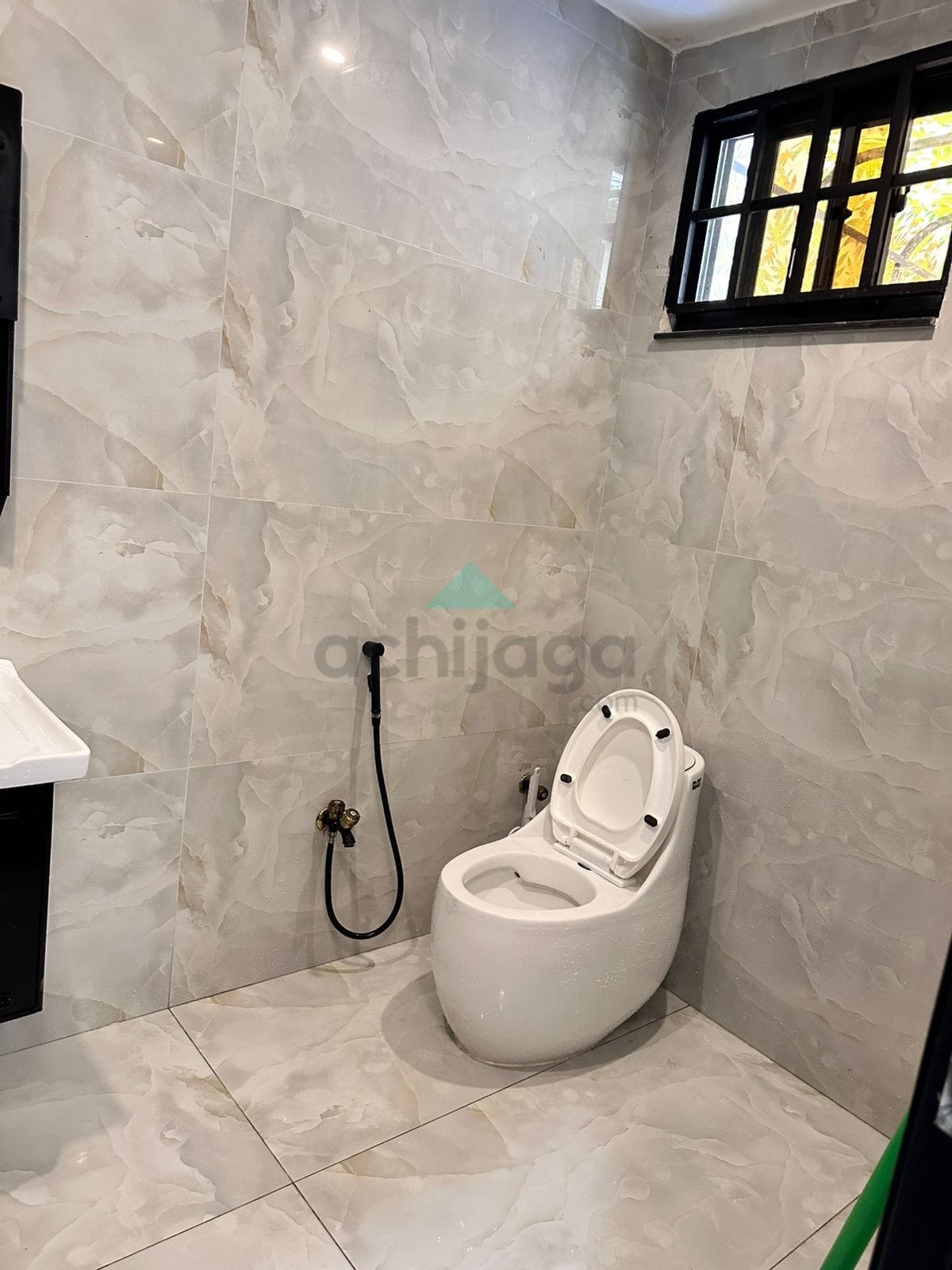 10 Marla like new House for sale in Bahria Town Lahore