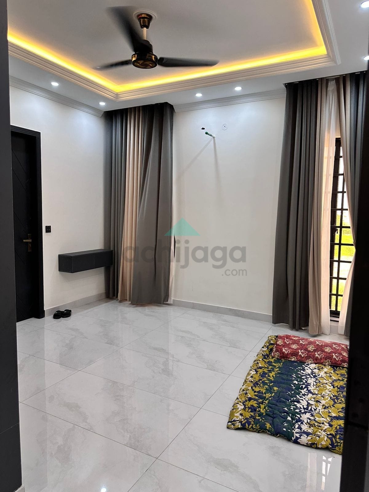 10 Marla like new House for sale in Bahria Town Lahore