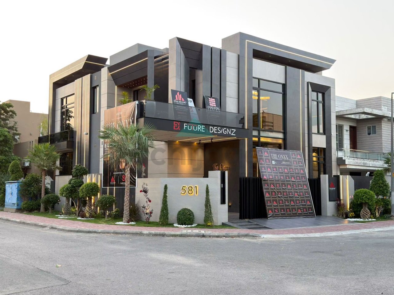13.5 Marla corner Most beautiful luxurious House for sale In Bahria Town Lahore Hot location