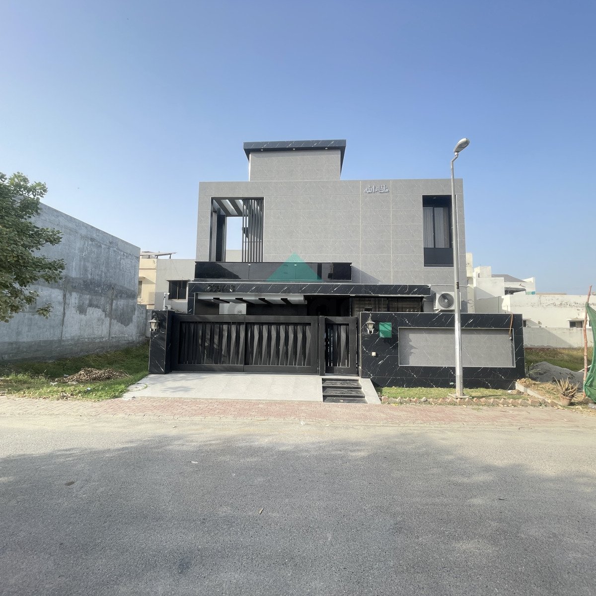 10 Marla  like New House for sale In Bahria Town Lahore