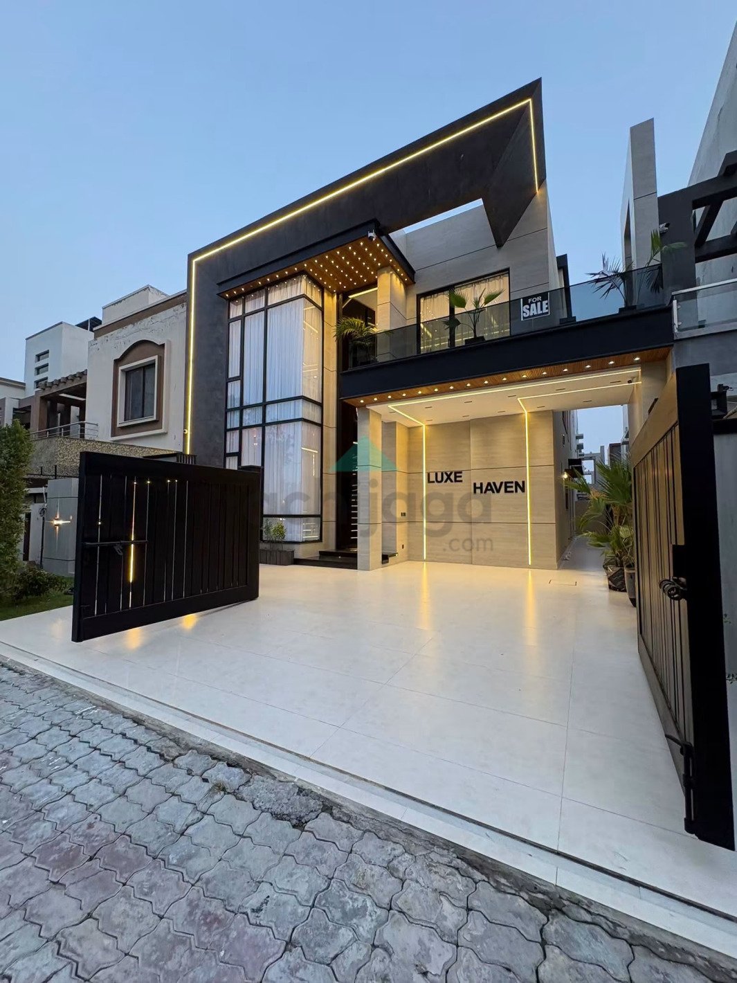 10 Marla Most beautiful luxurious House for sale In Bahria Town Lahore