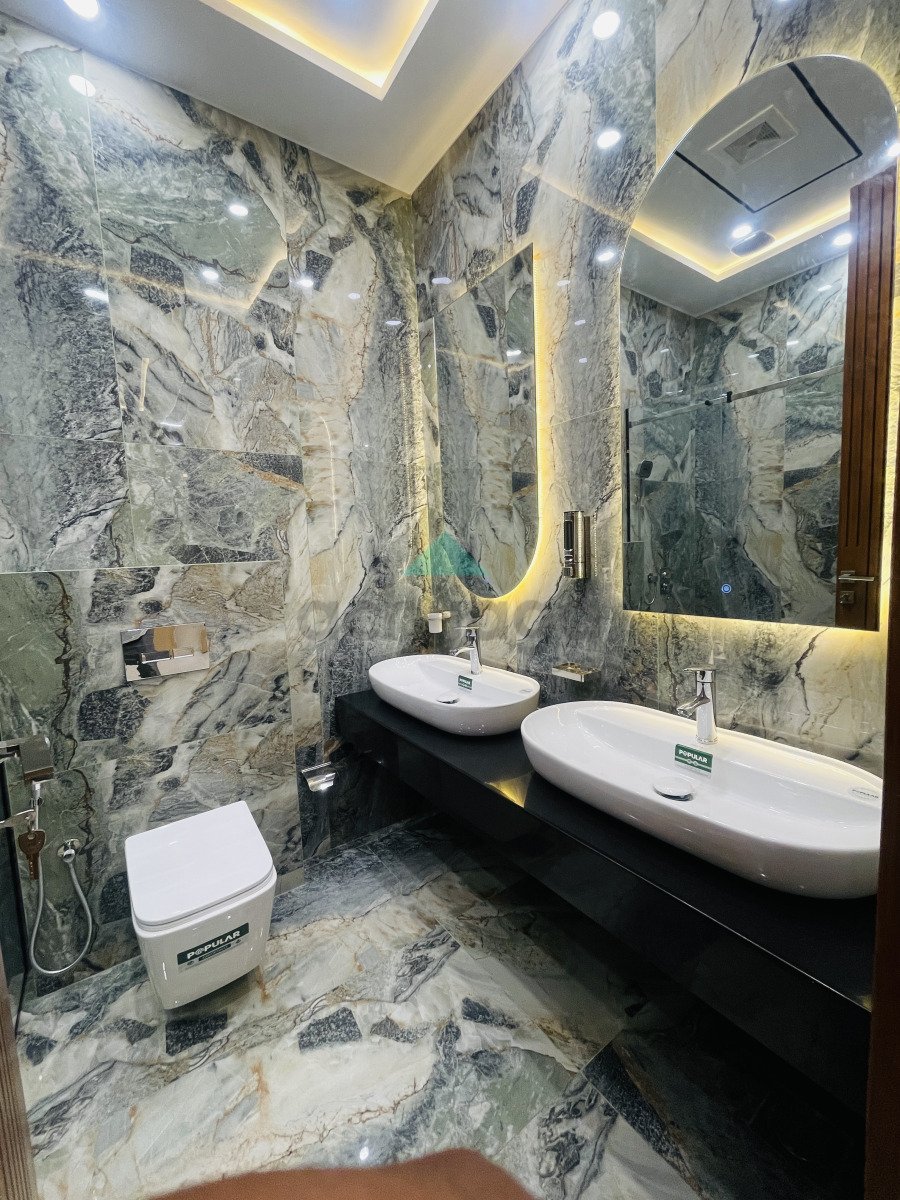 10 Marla Most beautiful luxurious House for sale In Bahria Town Lahore