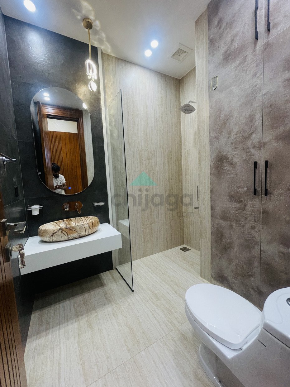 10 Marla Most beautiful luxurious House for sale In Bahria Town Lahore