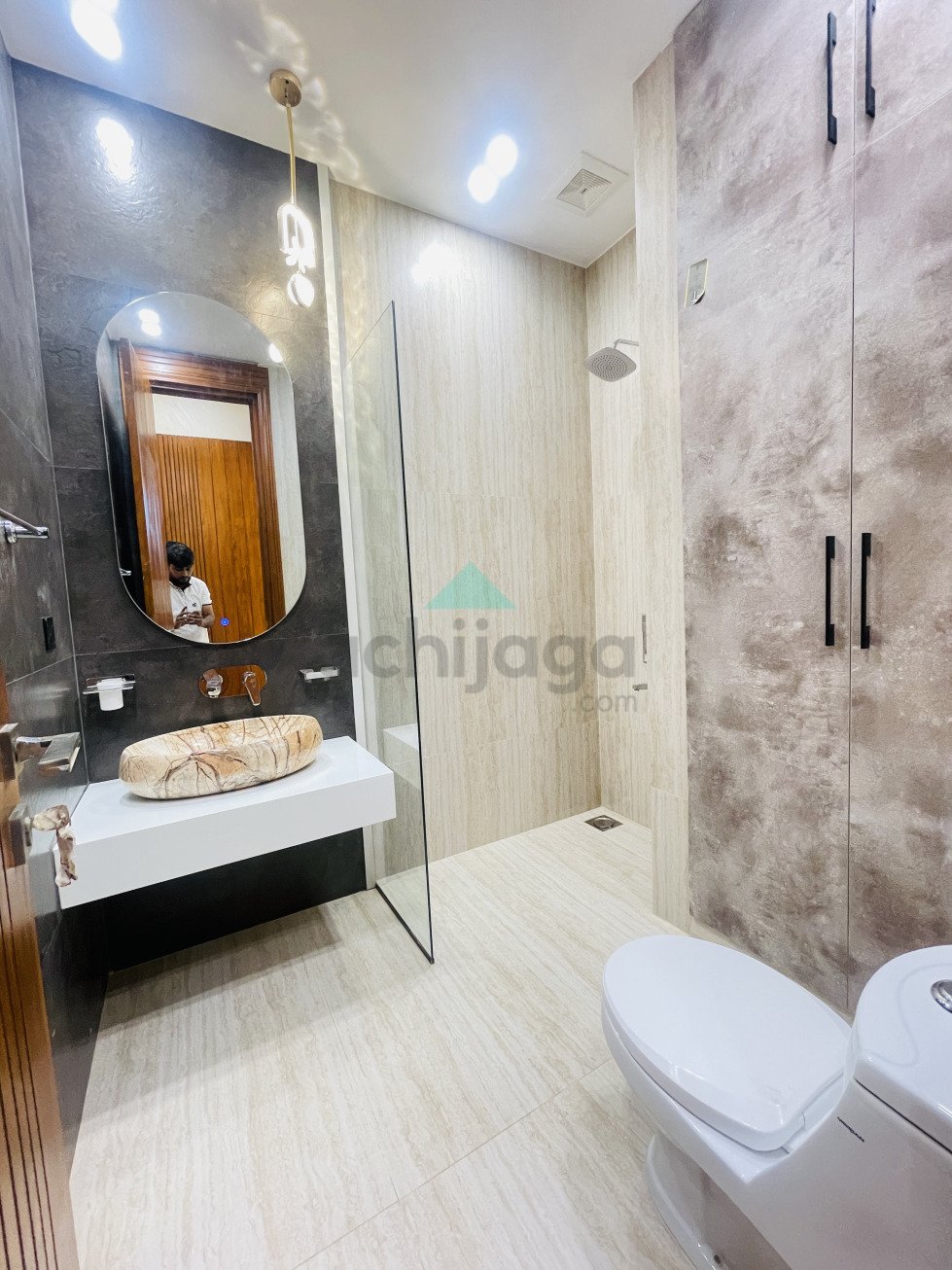 10 Marla Most beautiful luxurious House for sale In Bahria Town Lahore