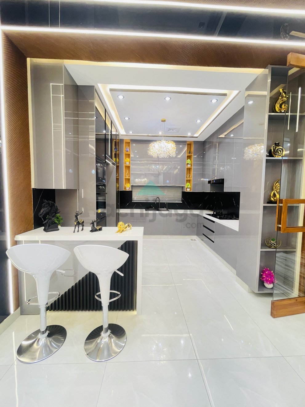 10 Marla Most beautiful luxurious House for sale In Bahria Town Lahore
