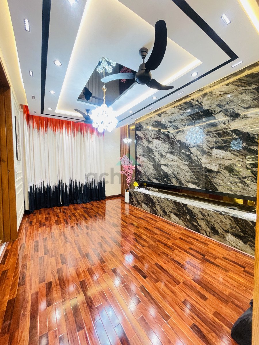 10 Marla Most beautiful luxurious House for sale In Bahria Town Lahore