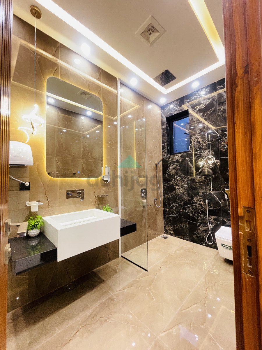 10 Marla Most beautiful luxurious House for sale In Bahria Town Lahore