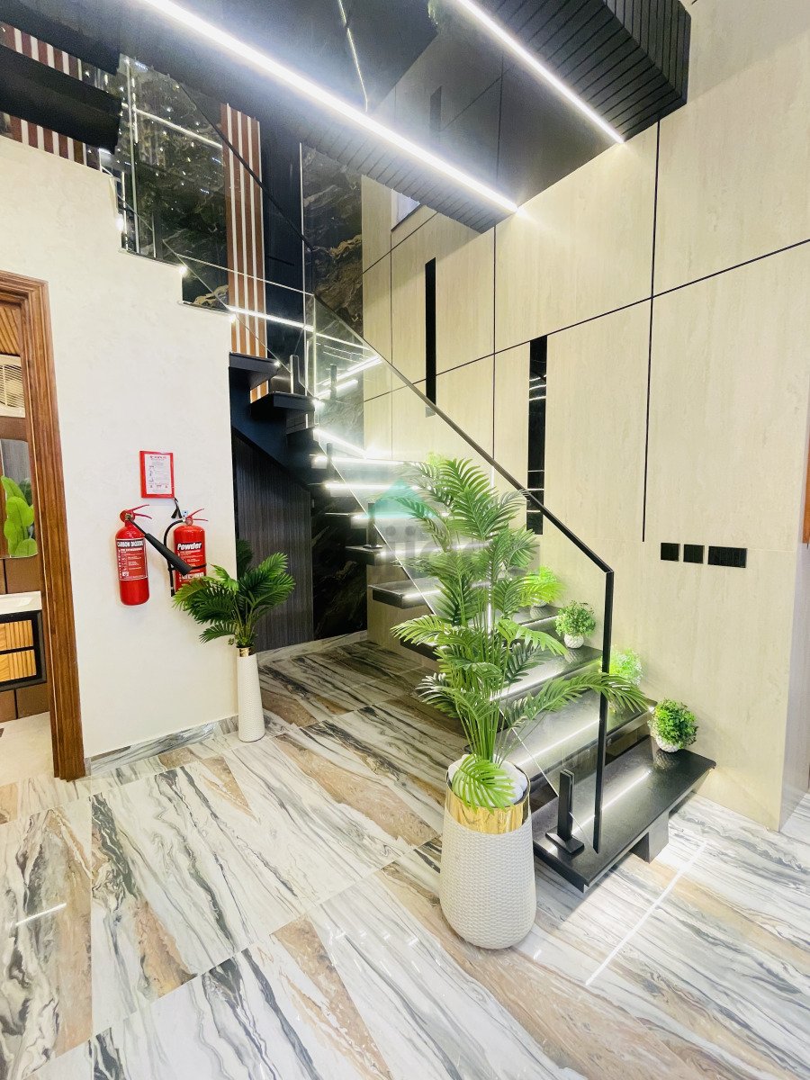 10 Marla Most beautiful luxurious House for sale In Bahria Town Lahore