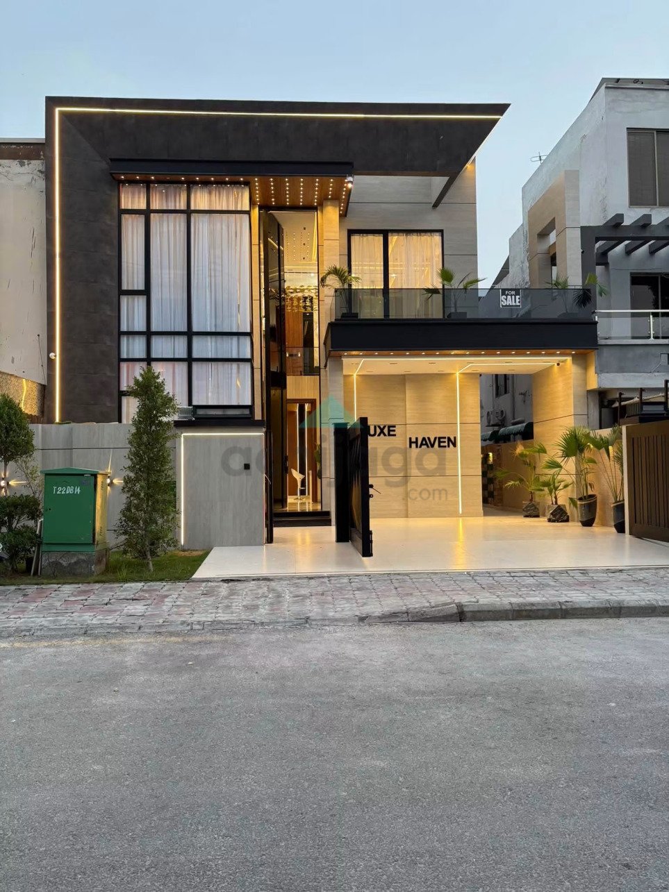 10 Marla Most beautiful luxurious House for sale In Bahria Town Lahore